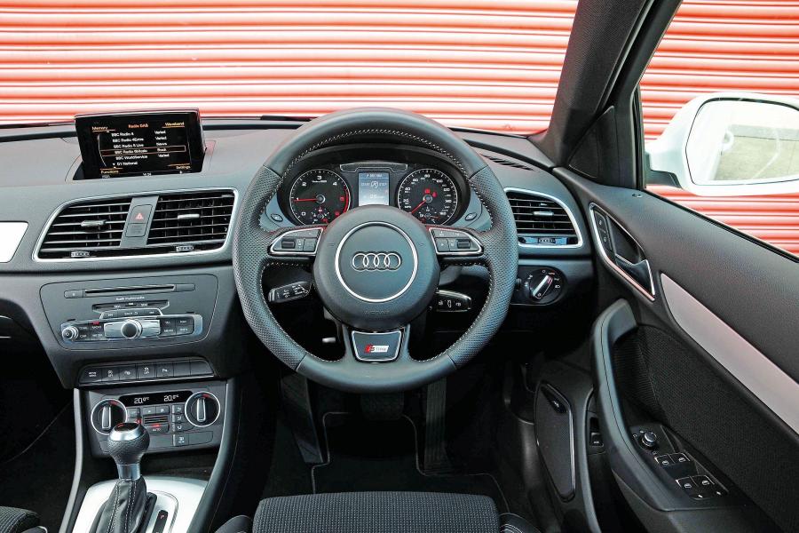 Торпедо Audi Q3 2.0 TDI Quattro S-Line (8U) 2015 года  (фото 3 из 17)